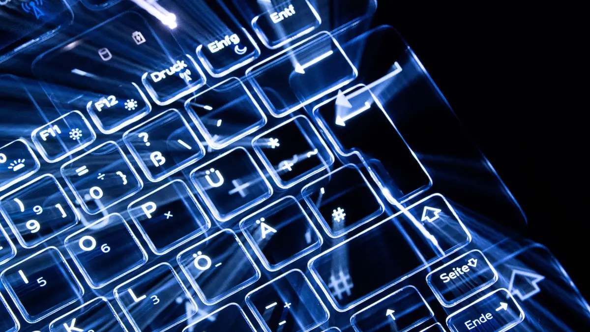 Cyberangriff: ARCHIV - 11.01.2019, Baden-Württemberg, Stuttgart: ILLUSTRATION - Tasten einer beleuchteten Tastatur. (Aufnahme mit Zoomeffekt). (zu dpa: «Hackerangriff auf LMU: Rund 600.000 Datensätze betroffen») Foto: Sebastian Gollnow/dpa +++ dpa-Bildfunk +++