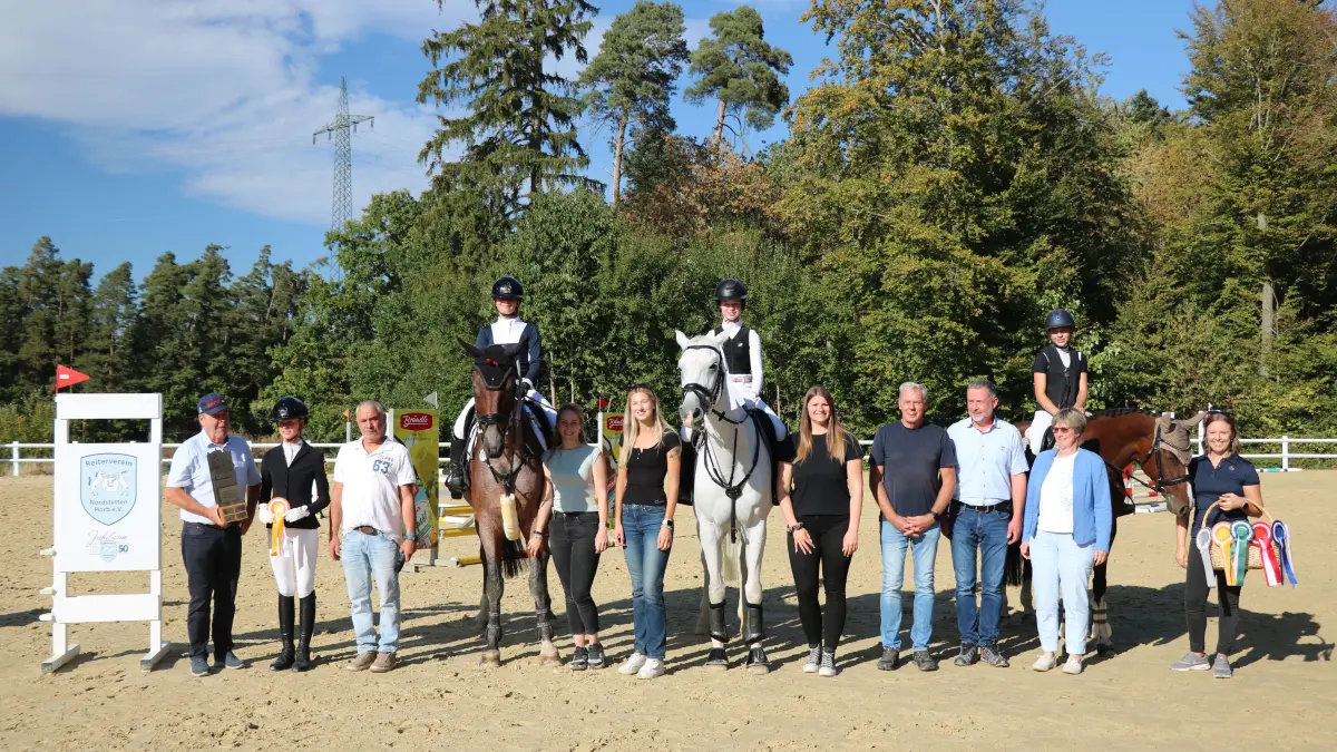 Zahlreiche Reiter, Familien und Zuschauer sorgten beim Herbstturnier in Nordstetten-Horb für eine stimmungsvolle Kulisse.
