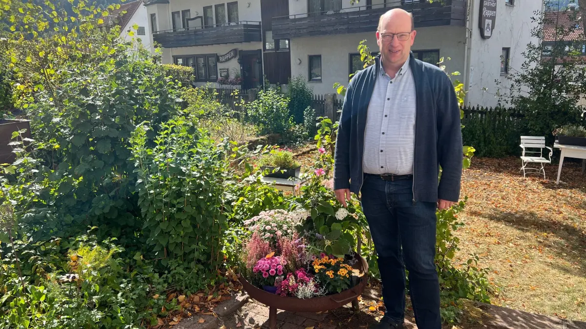 Pfarrer Ulrich Holland im Pfarrgarten im Baiersbronner Oberdorf. An seinem neuen Wohnort hat er sich gemeinsam mit seiner Frau Anja bereits gut eingelebt.