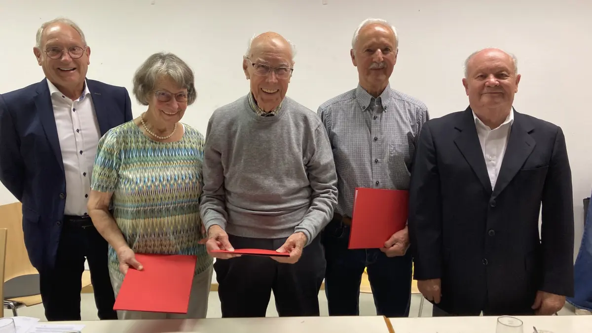 v.l. Ortsvorsteher Michael Jäckle (2, Vorsitzender), Gisela Mußler, Albrecht Burbach, Bruno Schaubrenner, Willi Ehret (1 Vorsitzender). 1 (2)