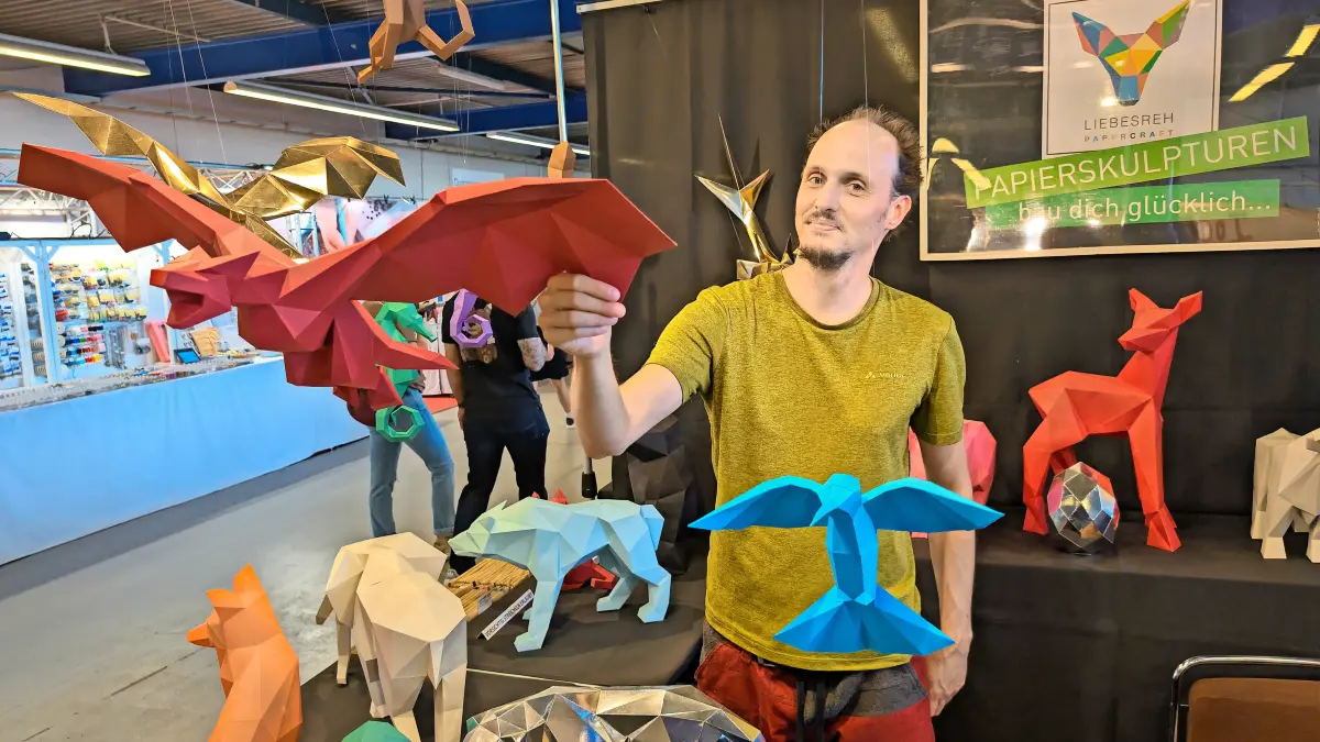 Kim Höweler aus Konstanz präsentierte bei der Kreativ-Messe verschiedene Papierbausätze für Tiere.