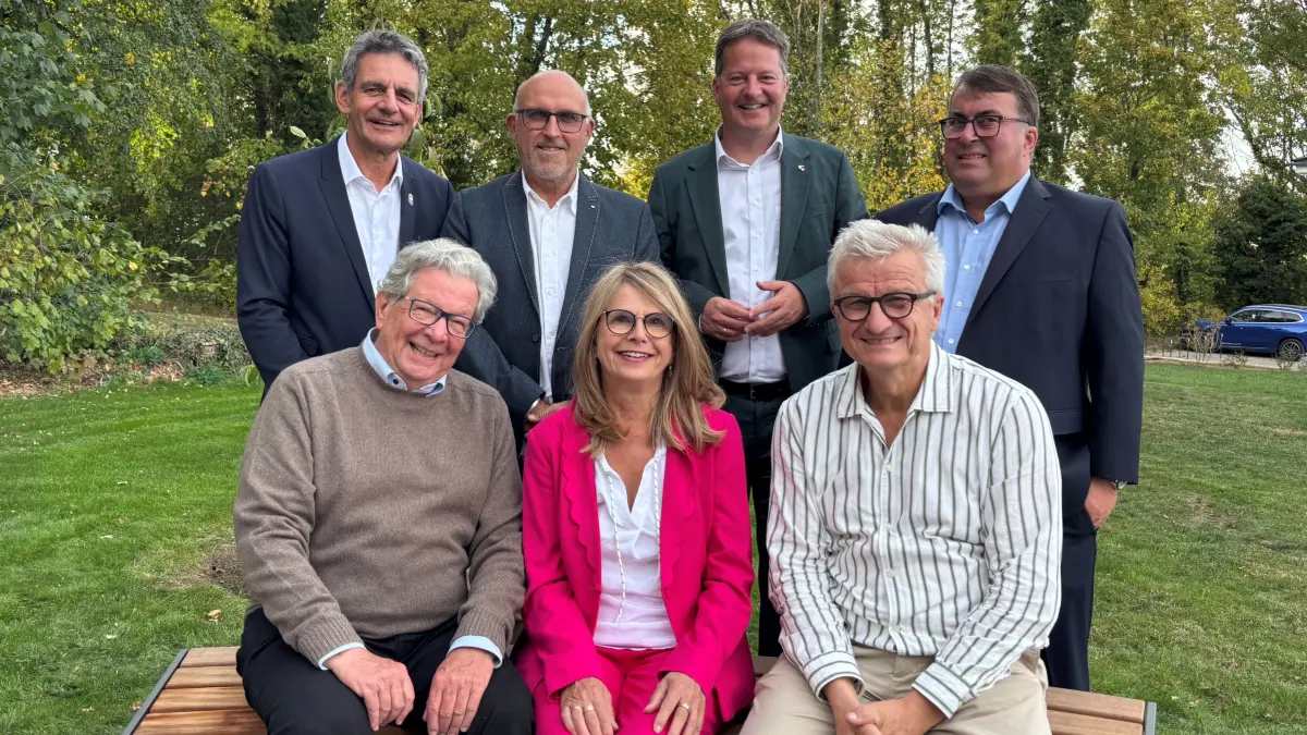 Gruppenbild mit Bank: Die Kreisbaugenossenschaft Hechingen hat die massive Sitzgelegenheit und die neue Infotafel finanziert. Elisabeth Klaiber, die Geschäftsführende Vorständin der Kreisbau, wird umringt von Lions-Mitgliedern, einem Landschaftsarchitekten und einem Bürgermeister.