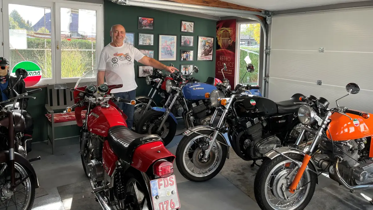 Karl Roller zwischen seinen Laverda-Motorräder. Der Rohrdorfer restauriert und sammelt die italienischen Maschinen.