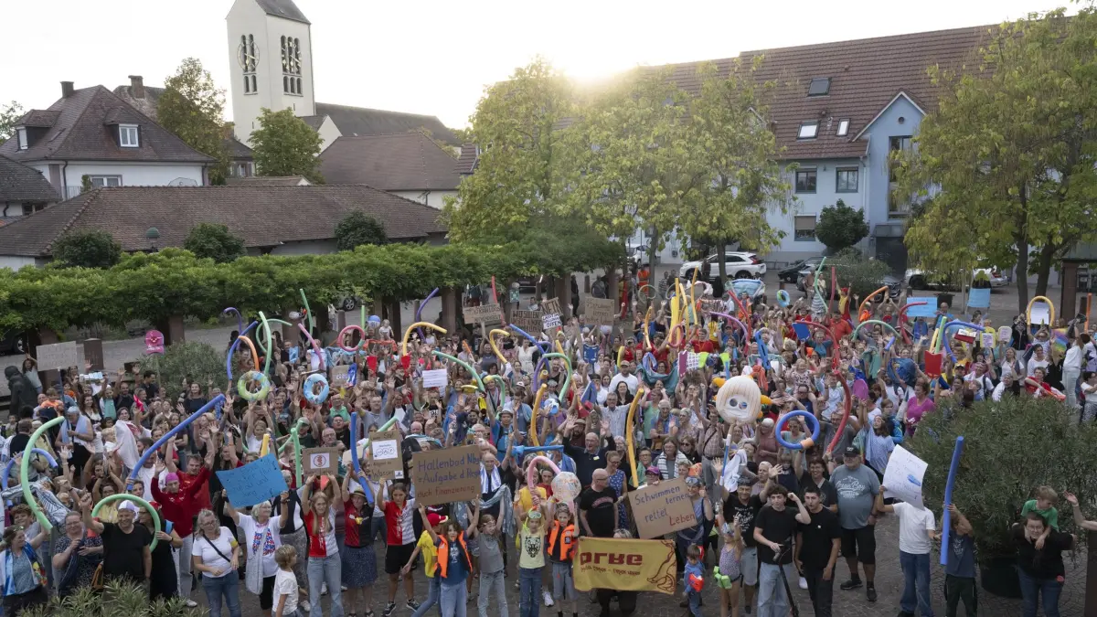 Rund 500 Unterstützer demonstrierten für den Erhalt des Neuenburger Hallenbades.