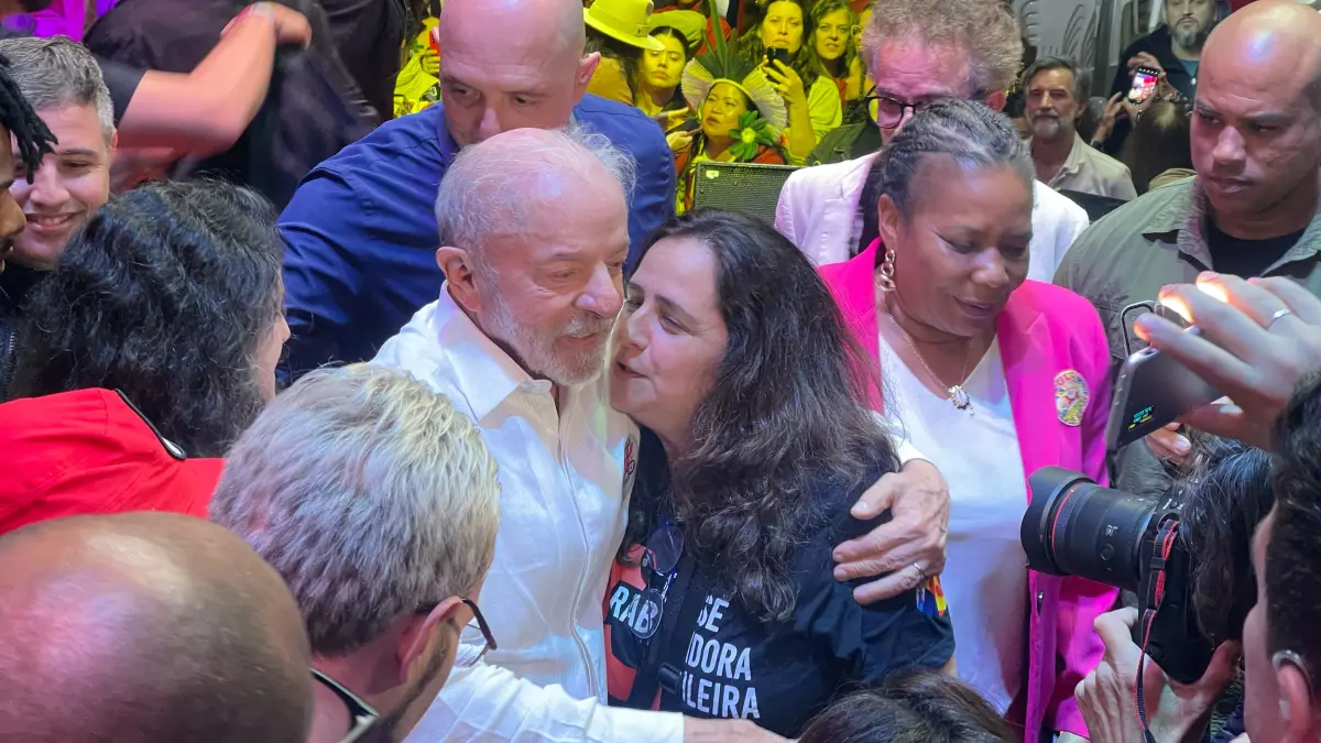 Präsident Lula da Silva mit Künstlerin in Rio de Janeiro