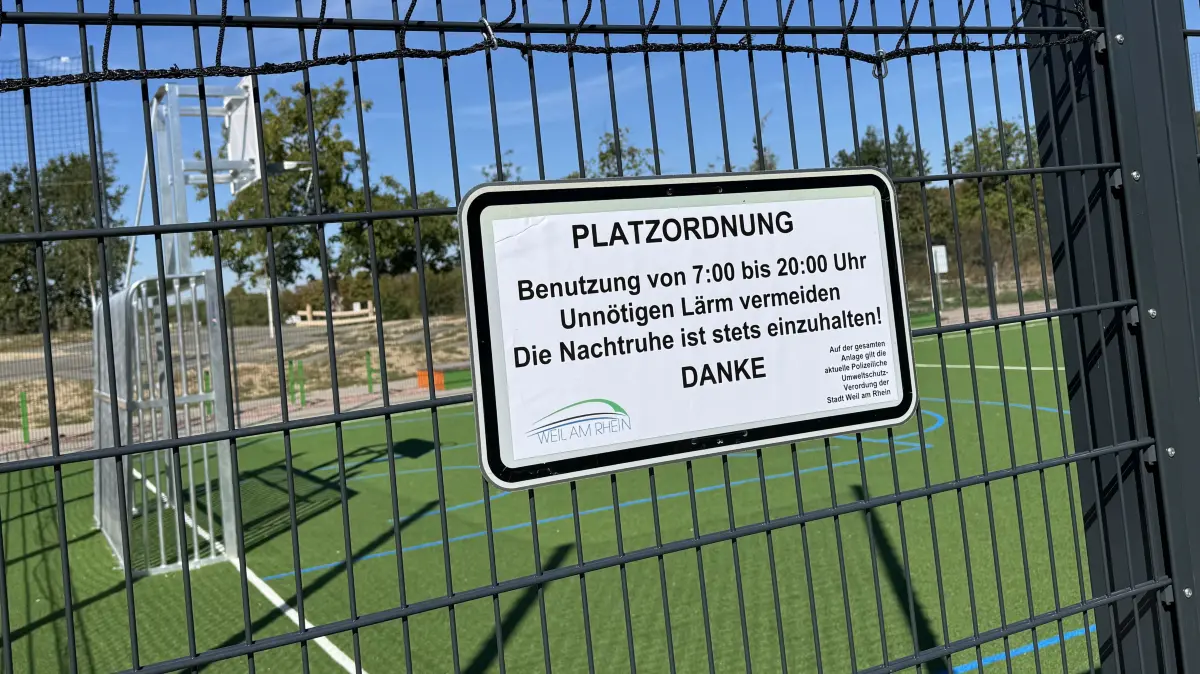 Auf Schildern bittet die Stadtverwaltung um Einhaltung der Ruhezeiten. Dieses Fußballfeld wird zudem nachts abgesperrt.