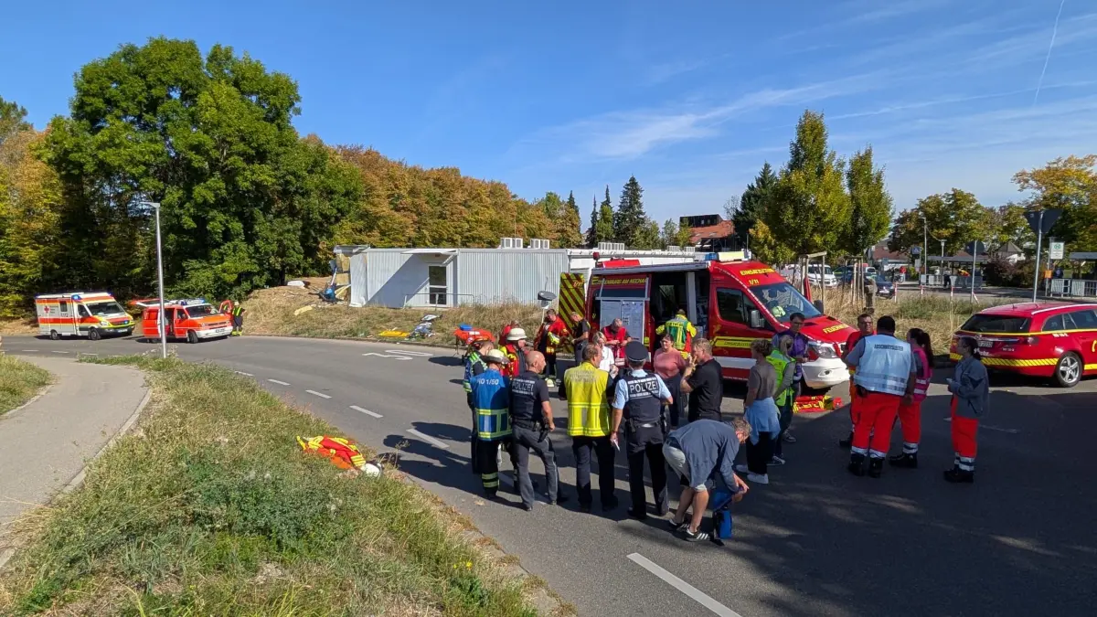Großeinsatz der Rettungskräfte in Rottenburg: Ein Auto krachte gegen einen Container der Grundschule im Kreuzerfeld.