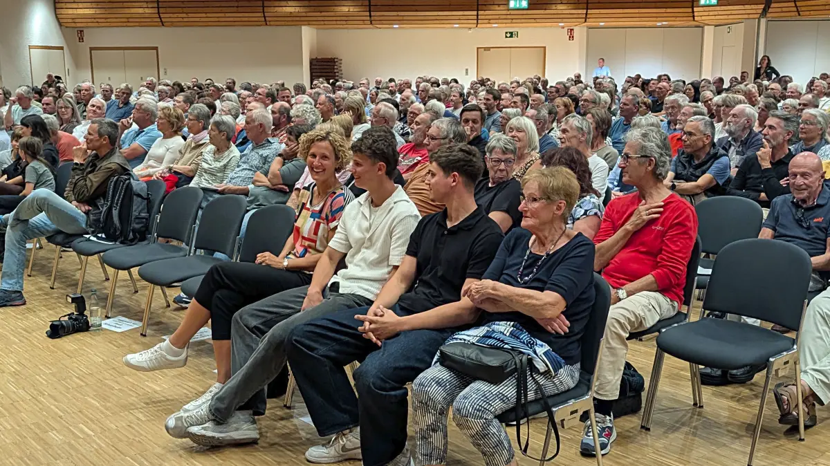 Proppenvoll war die Schopfheim Stadthalle bei der offiziellen Vorstellungsrunde der Bürgermeister-Kandidaten.