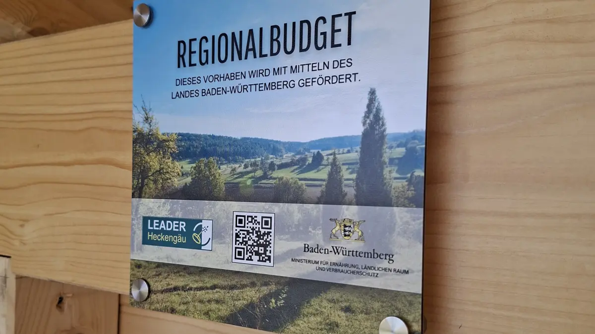 Diese Plakette weist auf das Leader-Projekt hin.