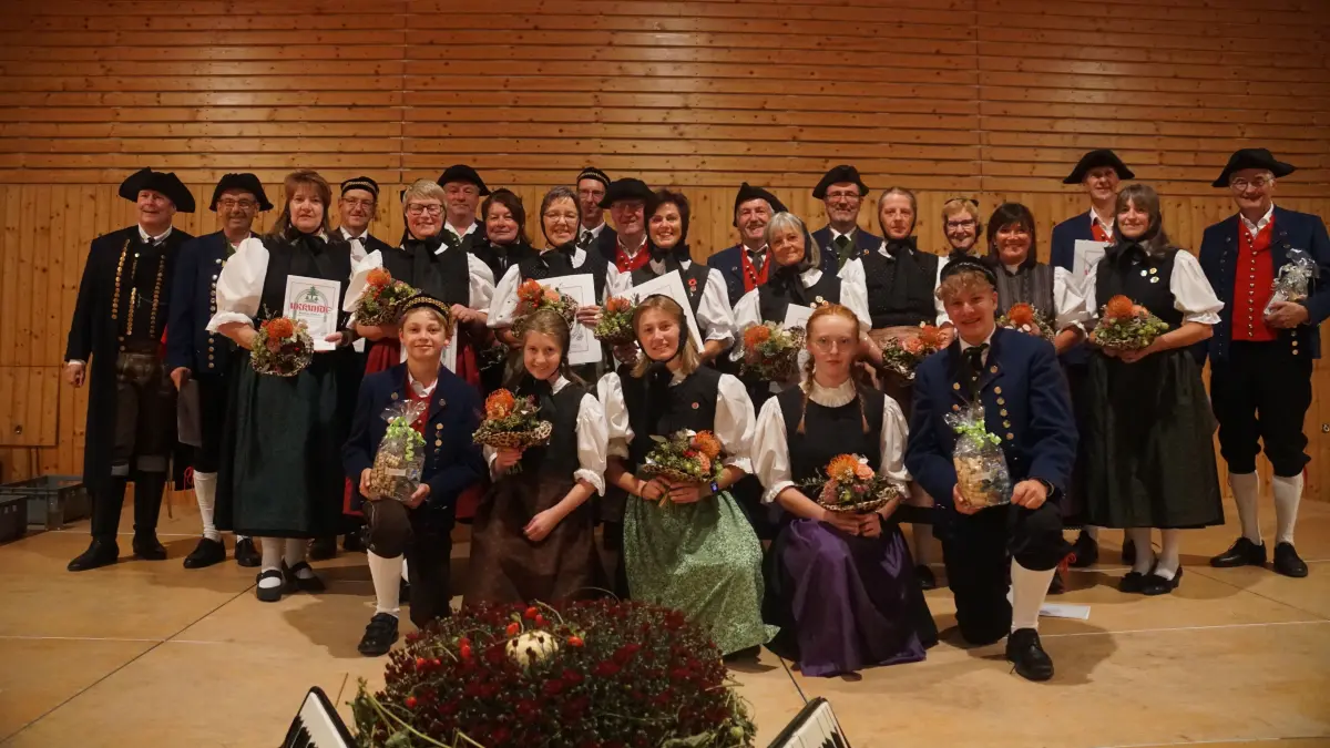 Beim Festabend zum 50-jährigen Bestehen der Trachten- und Volkstanzgruppe Seewald wurden zahlreiche Mitglieder geehrt, darunter auch Gründungsmitglieder.