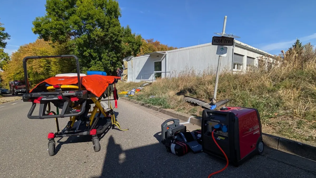 Großeinsatz der Rettungskräfte in Rottenburg: Ein Auto krachte gegen einen Container der Grundschule im Kreuzerfeld.
