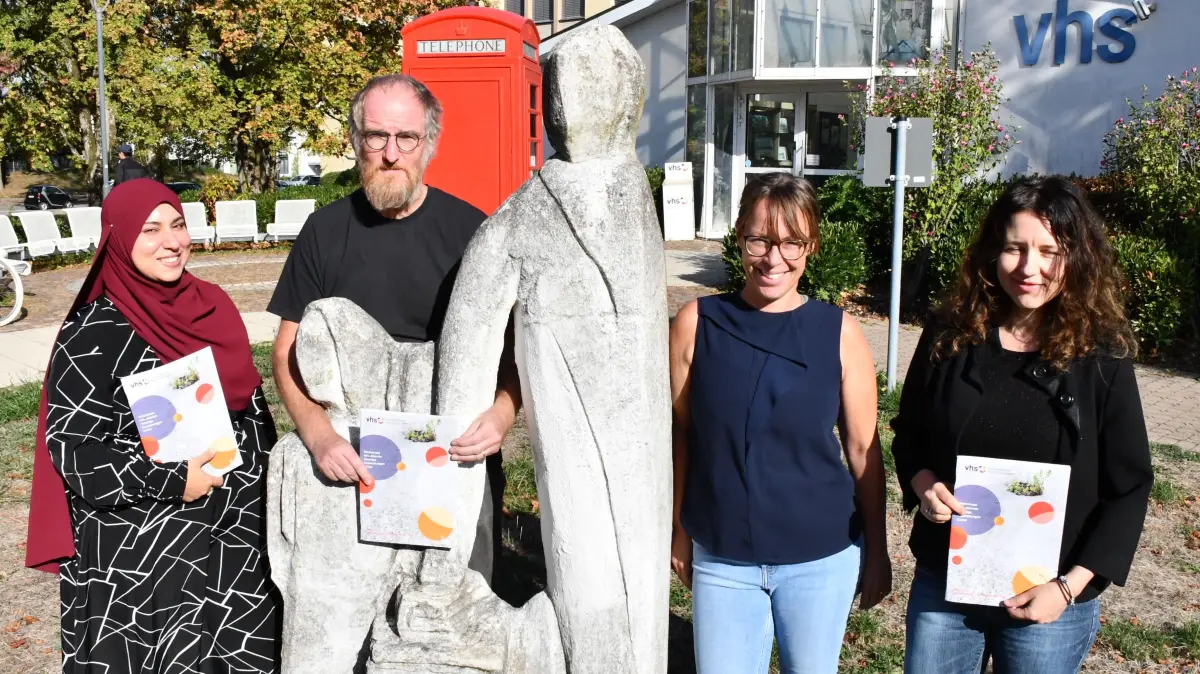 Präsentieren das neue Semesterprogramm der VHS Rheinfelden (von links): die Dozenten Mariem Haouachi (Sprachen), Thomas Schmidt (Gesellschaft, berufliche Bildung und Kultur), die VHS-Leiterin Veronika Plank und Alexandra Papoutsakis.
