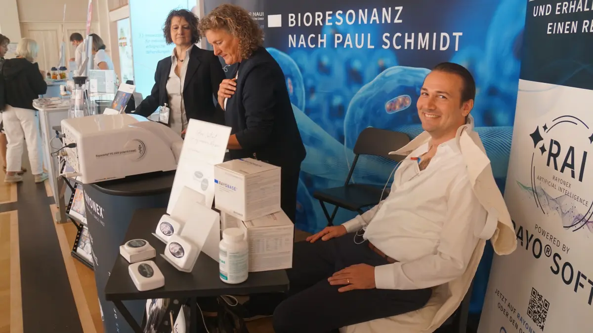Oberbürgermeister Adrian Sonder bei der Bioresonanzanalyse nach Paul Schmidt