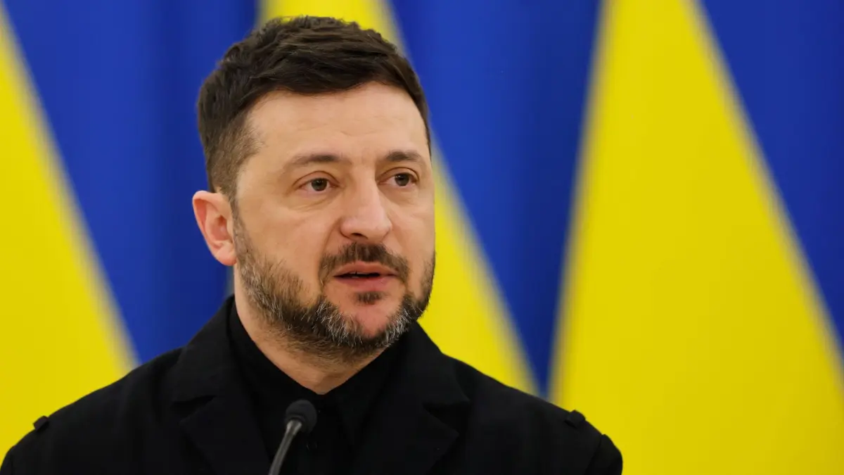 Ukrainischer Präsident Selenskyj: Der ukrainische Präsident Wolodymyr Selenskyj spricht während einer gemeinsamen Pressekonferenz mit dem litauischen Präsidenten Nauseda und dem polnischen Präsidenten Nawrocki im Präsidentenpalast in Vilnius. (Archivbild) (zu dpa: «Selenskyj: Haben ballistische Raketen abgewehrt»)