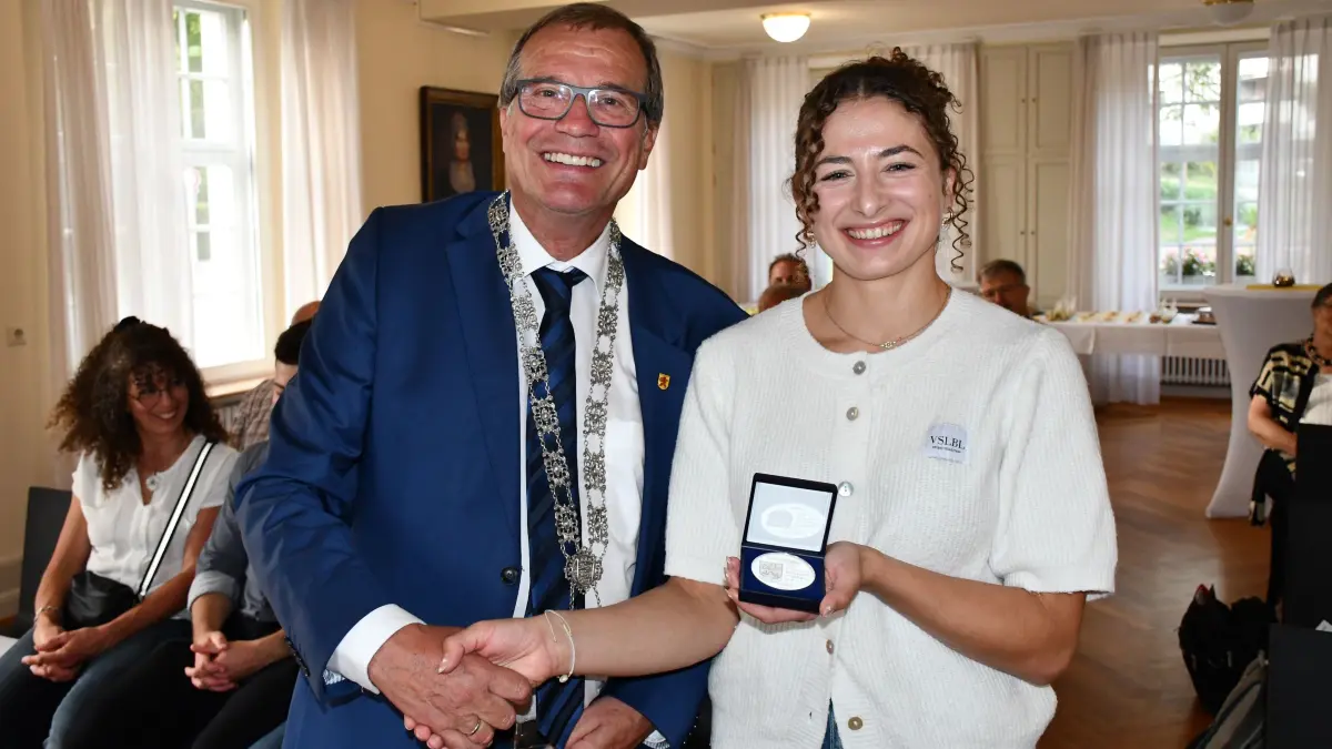 Oberbürgermeister Klaus Eberhardt überreichte an Ringerin Elena Brugger die silberne Verdienstmedaille der Stadt Rheinfelden.