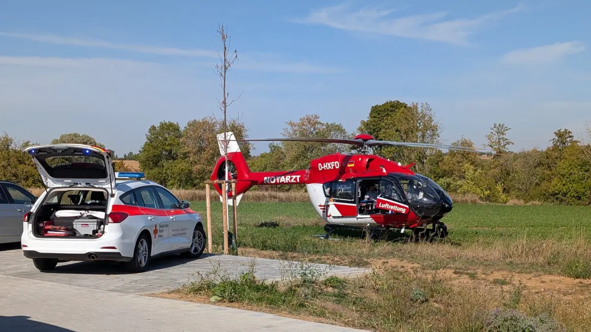 Großeinsatz der Rettungskräfte in Rottenburg: Ein Auto krachte gegen einen Container der Grundschule im Kreuzerfeld.