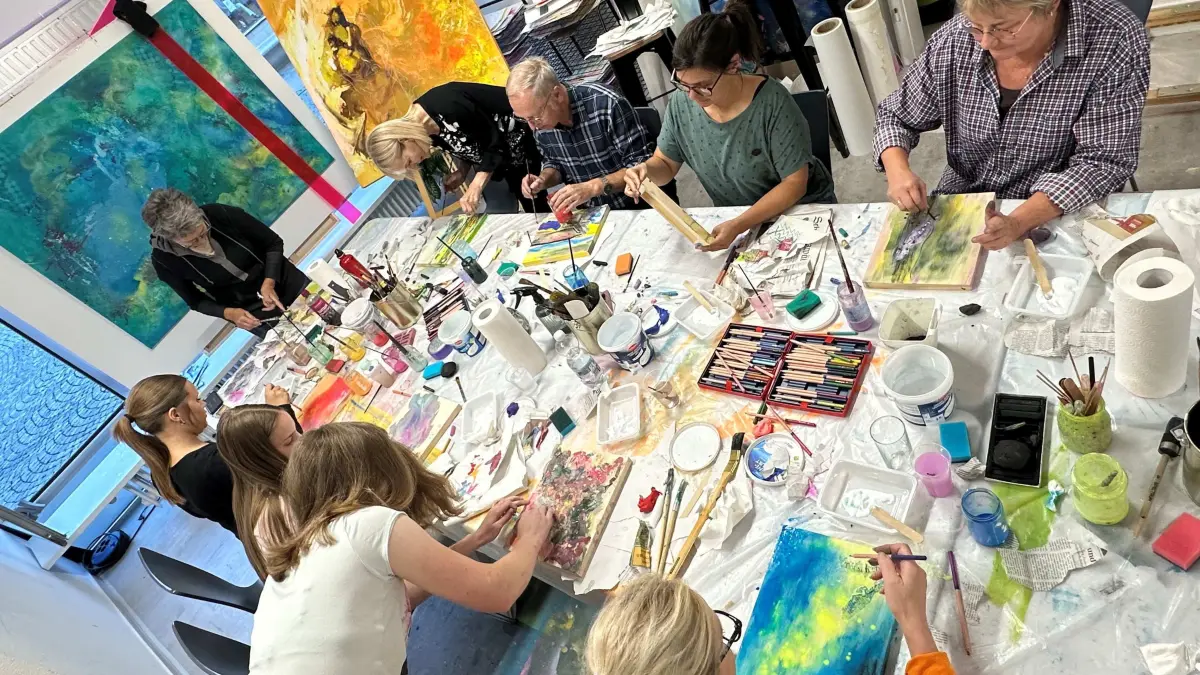 Manchmal braucht Kreativität Chaos, um aufzublühen. In den SUI studios von Debora Weisser in Villingen war genau das möglich für die Teilnehmer am Kunstworkshop, den die Künstlerin gemeinsam mit dem Schwarzwälder Boten und der Neckarquelle veranstaltete.