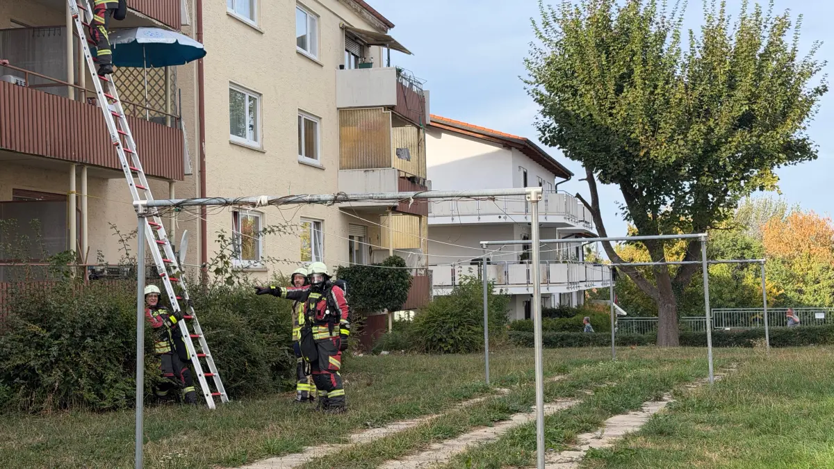 Die Feuerwehr löscht einen Brand in einem Wohngebäude in Hechingen.