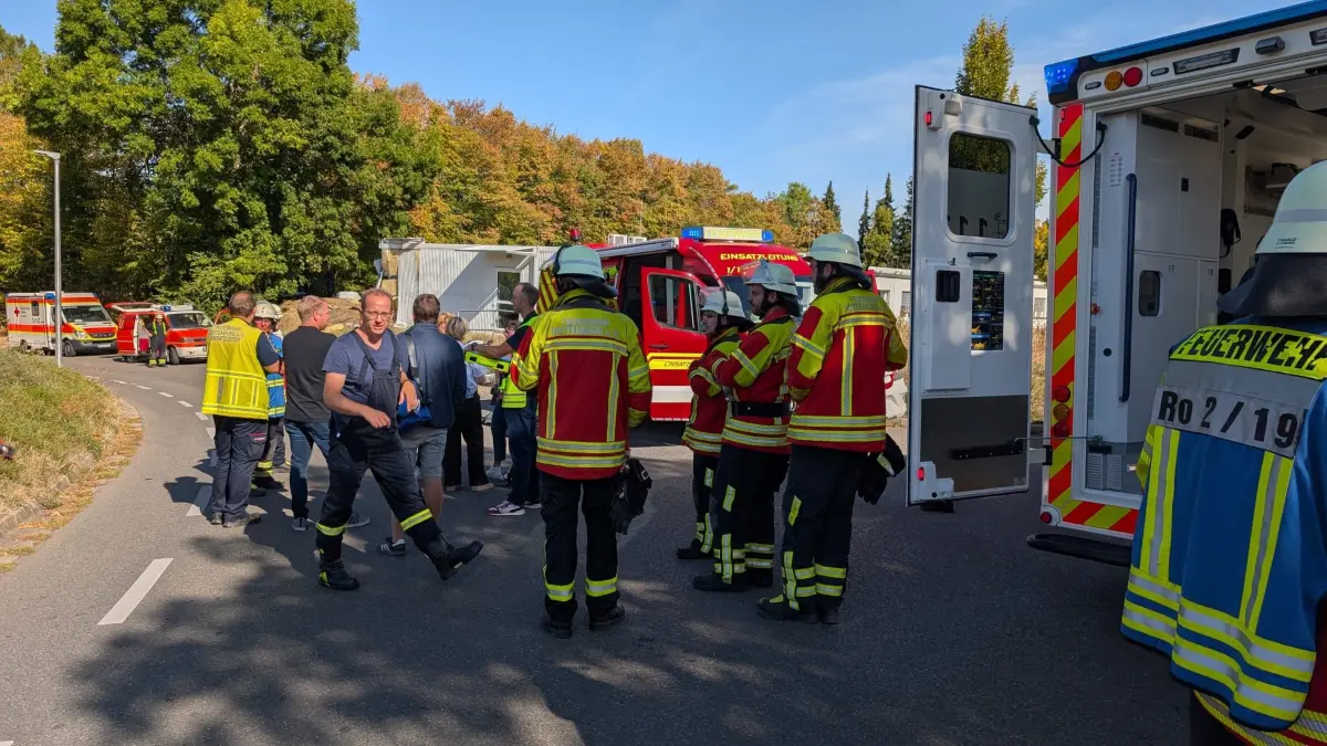 Großeinsatz der Rettungskräfte in Rottenburg: Ein Auto krachte gegen einen Container der Grundschule im Kreuzerfeld.