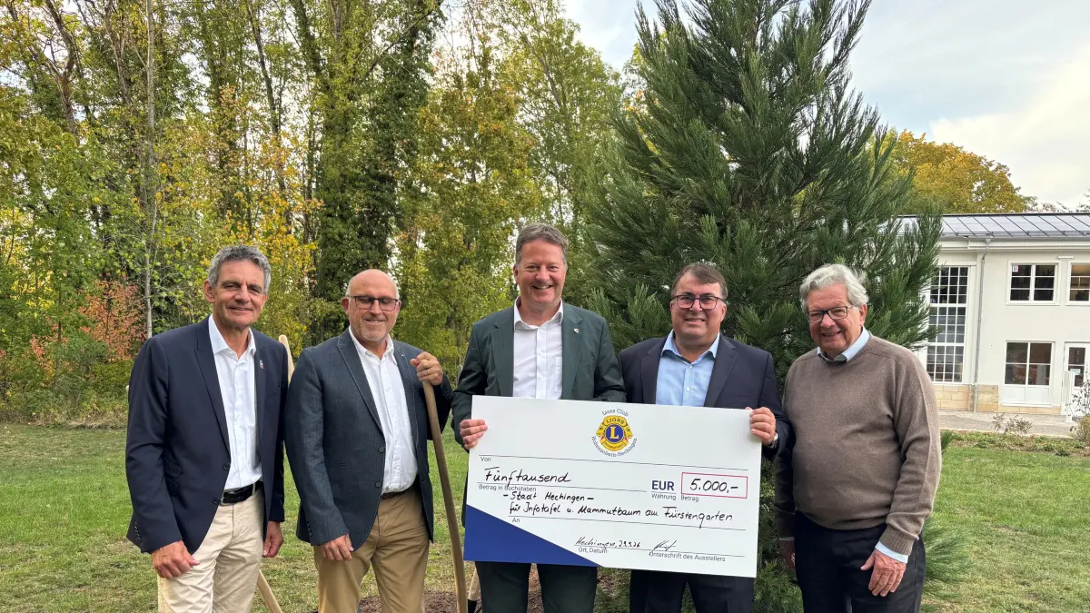 Gruppenbild mit Mammutbaum: Der Lions Club Hohenzollern-Hechingen hat für 5000 Euro eine beachtliche Spende geleistet. Von links: Frank Wiest, Rainer Netz, Bürgermeister Hahn, Hans-Peter Grohmann und Karl-Heinz Rauch.