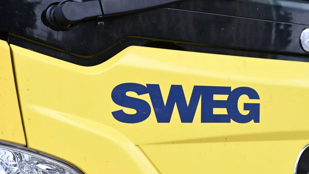 Warnstreik bei der SWEG: Das Logo der Südwestdeutsche Landesverkehrs-GmbH (SWEG) ist an einem Linienbus angebracht. Bei einem Streik bleiben einige Busse im Depot. (zu dpa: «Drei Tage Warnstreiks bei SWEG: Busse und Züge betroffen»)