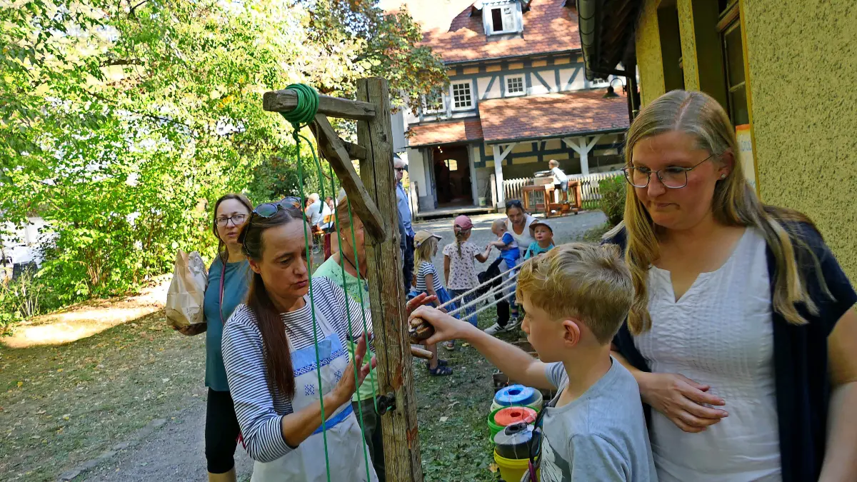 Die historische Seilerei ist vor allem für Kinder ein beliebter Anlaufpunkt. Die beiden Seilerinnen Anja Stein (links) und Kathrin Hürner haben einiges zu tun.