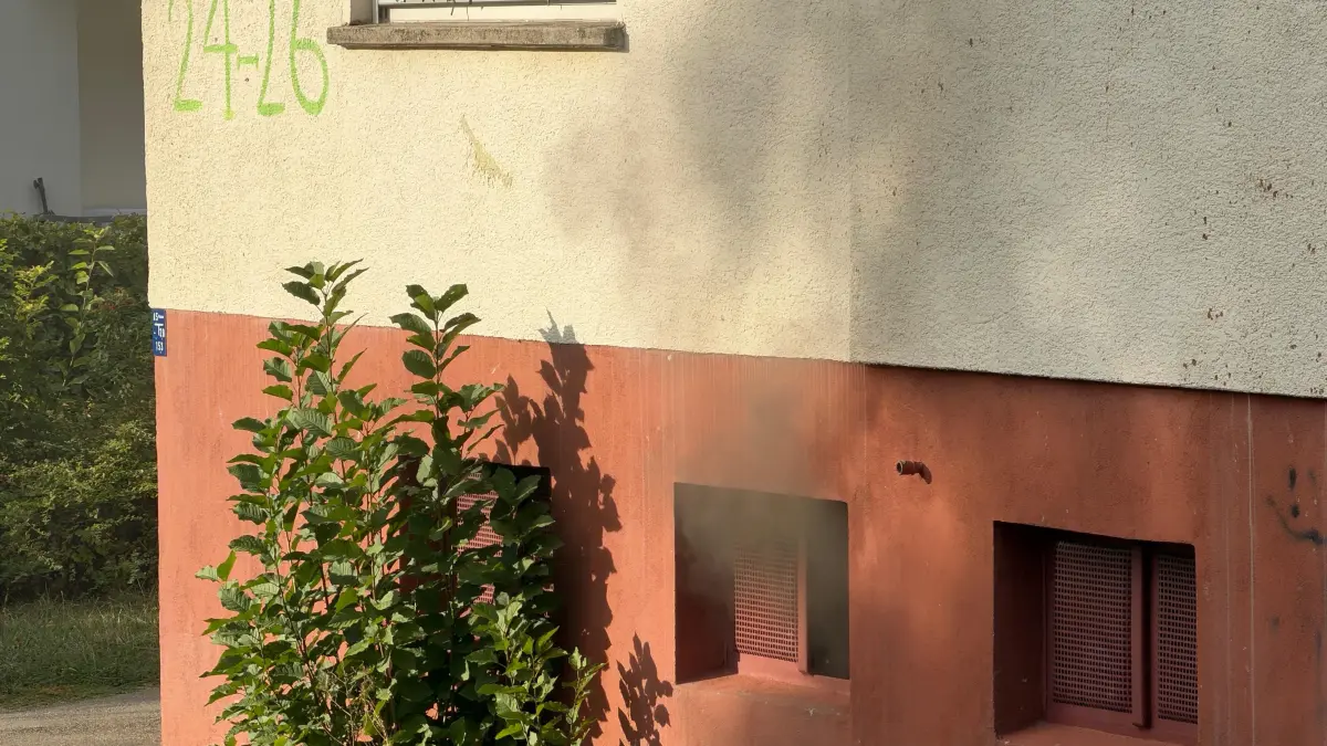 In einem Keller eines Wohngebäudes ist ein Feuer ausgebrochen.