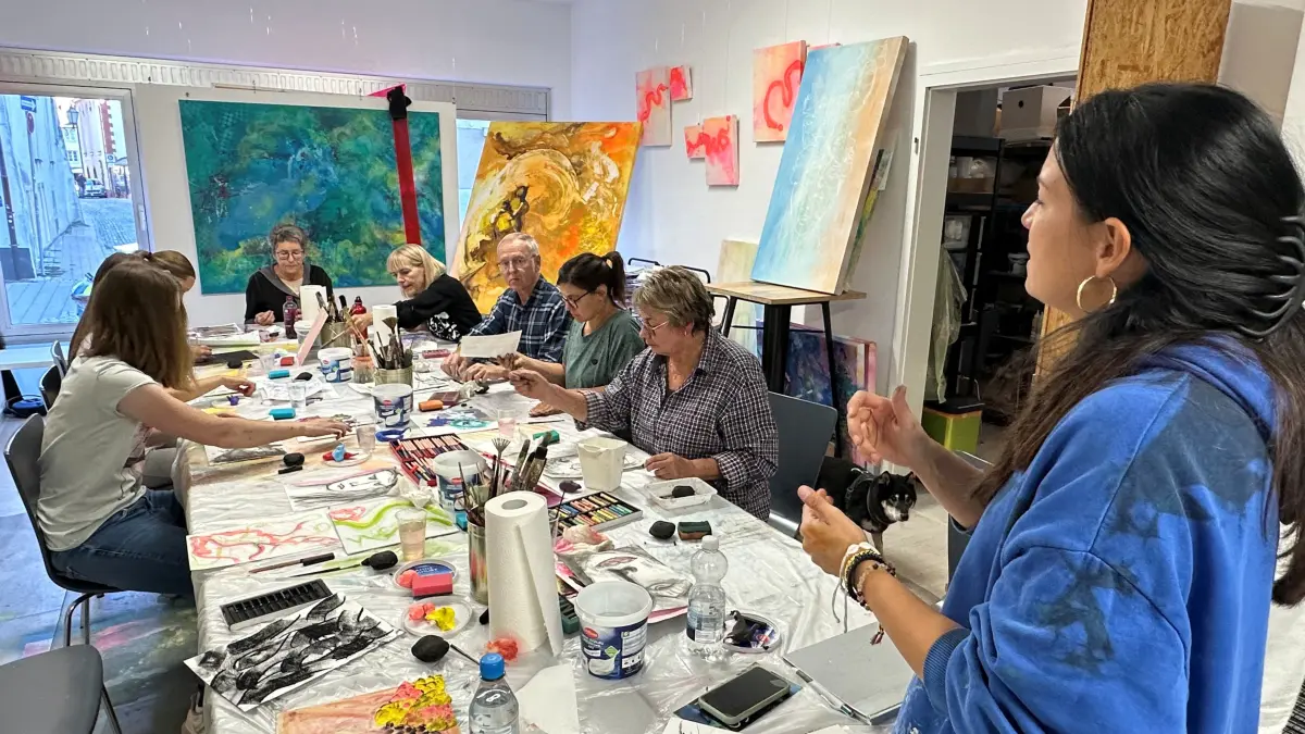 Debora Weisser (rechts) ist Ideengeberin und Inspiration pur beim Kunstworkshop der Zeitungsleser.