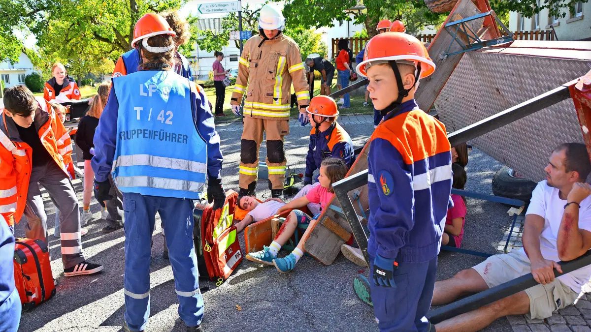 Der erste Einsatz von Jugendfeuerwehr und Jugendrotkreuz Tannheim/Herzogenweiler während ihrer 24-Stunden-Übung war ein umgekippter Brauchtumswagen in Herzogenweiler.