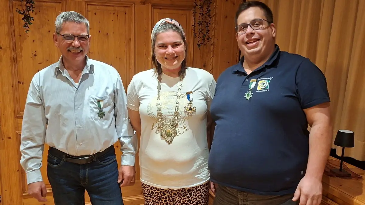 Schützenkönigin Nathalie Steiger (Mitte) mit dem ersten Ritter Frank Rims (links) und dem zweiten Ritter Norman Steiger.