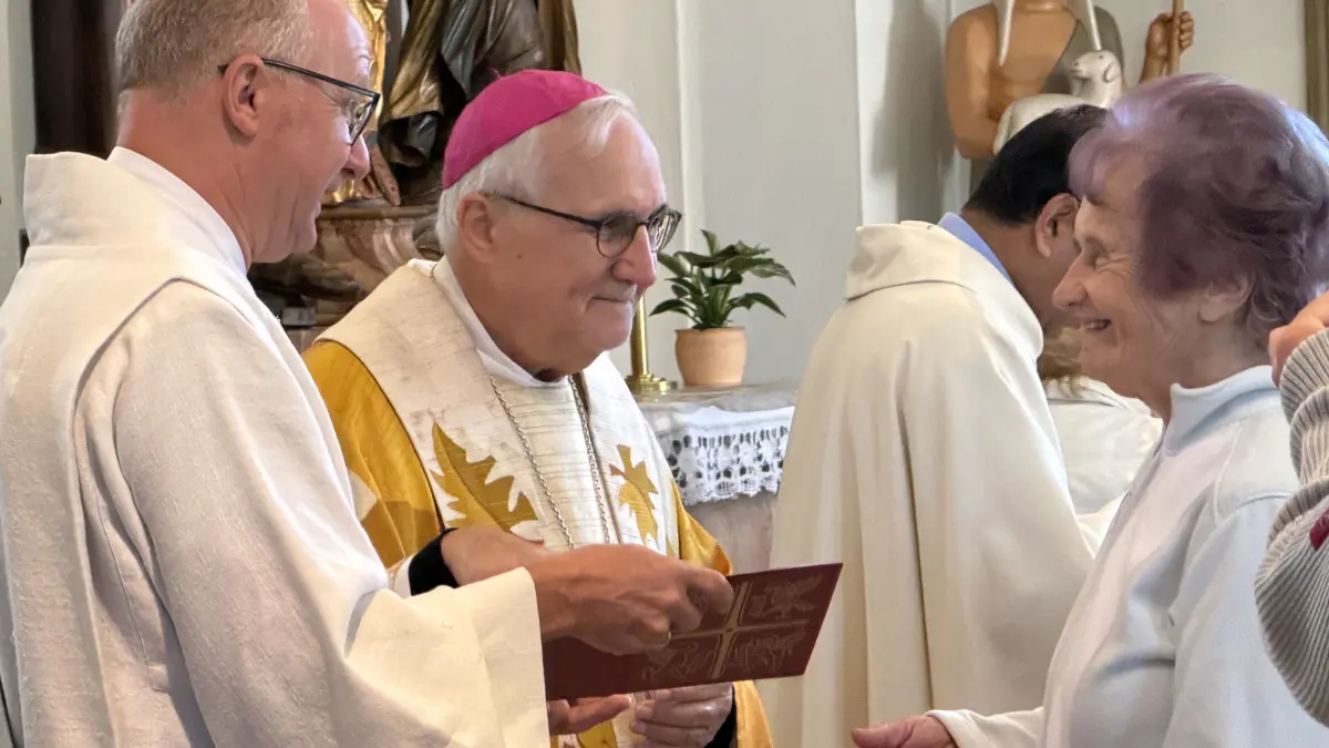 Bischof Gebhard Fürst und Diakon Michael Weimer bei der Krankensalbung in der Kirche St. Johannes der Täufer in Lautlingen.