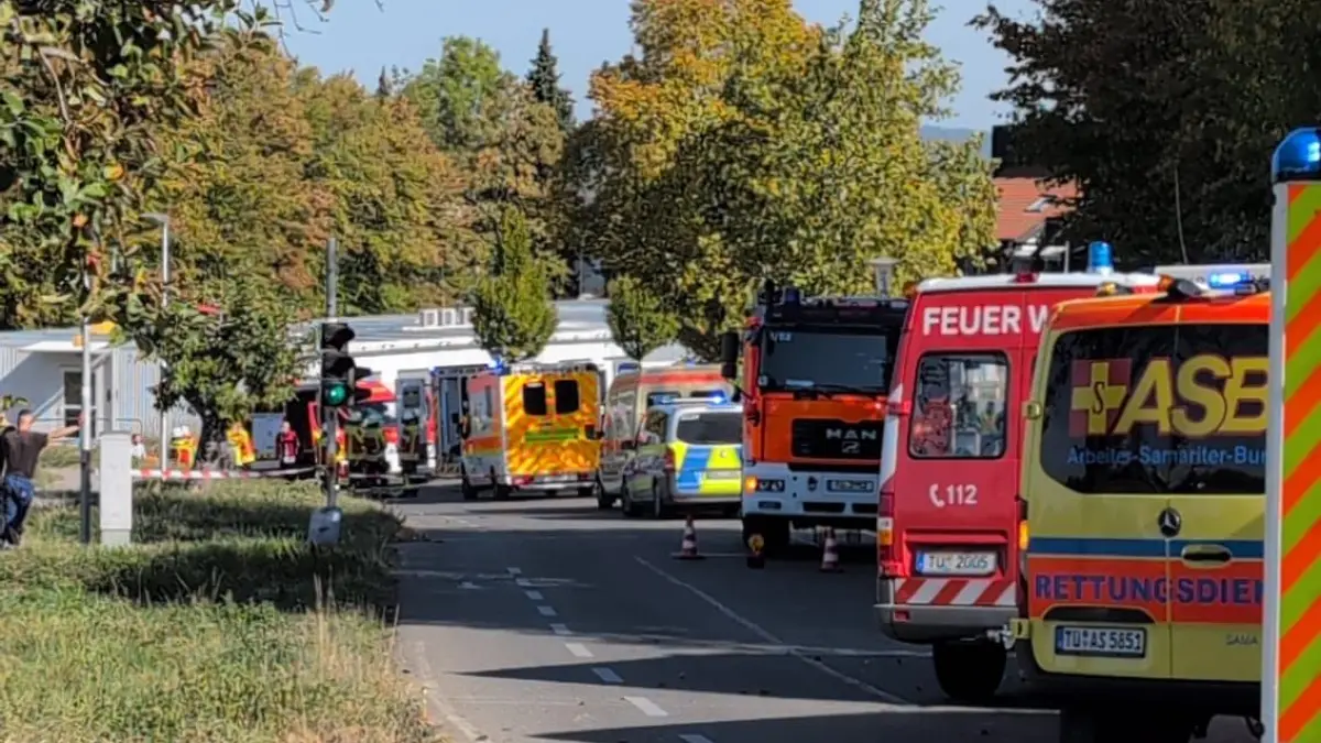 Großeinsatz der Rettungskräfte in Rottenburg: Ein Auto krachte gegen einen Container der Grundschule im Kreuzerfeld.