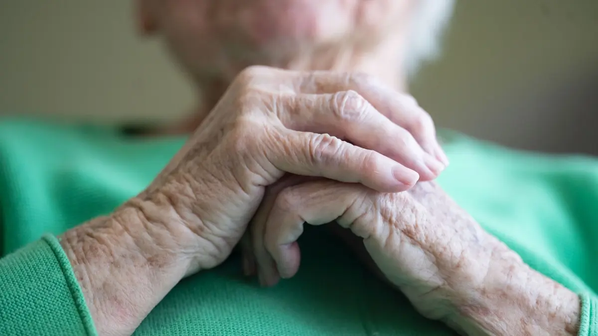 Pflegebedürftige: Eine Seniorin faltet ihre Hände. Das Statistische Bundesamt äußert sich am 30. März zur Vorausberechnung der Zahl der Pflegebedürftigen, Jahre 2022 bis 2070. (zu dpa: «Langes Ringen um geplante Pflegereform»)