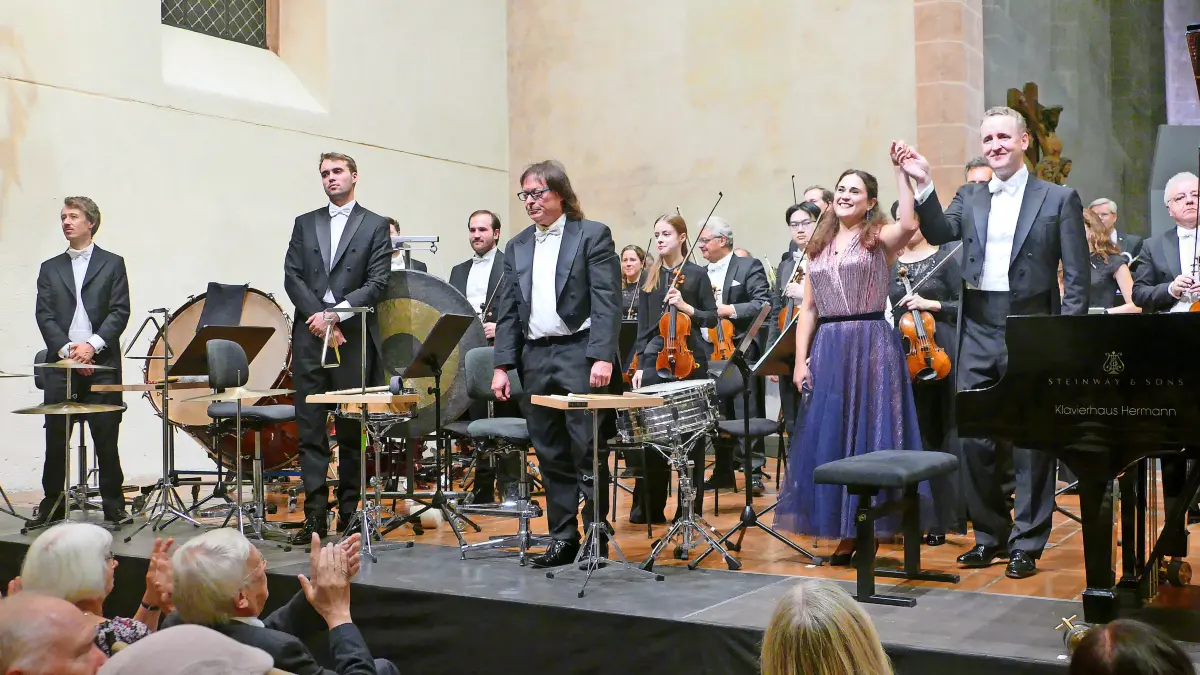 Pianistin Anna Vinintskaya und Chefdirigent Michael Francis (rechts) bedanken sich beim Publikum im Franziskaner-Konzerthaus in Villingen für den lange anhaltenden Applaus.