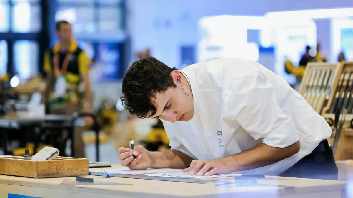 Florian Dorer konzentriert bei der Arbeit. Bei den Work-Skills errang er im Zimmererhandwerk den Vize-Weltmeistertitel.
