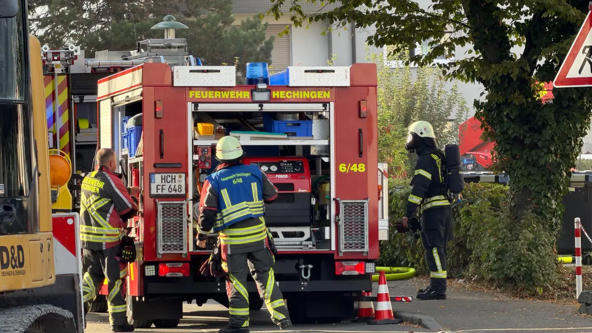 Polizei und Feuerwehr räumen auch die Gehwege rund um den Einsatzort.