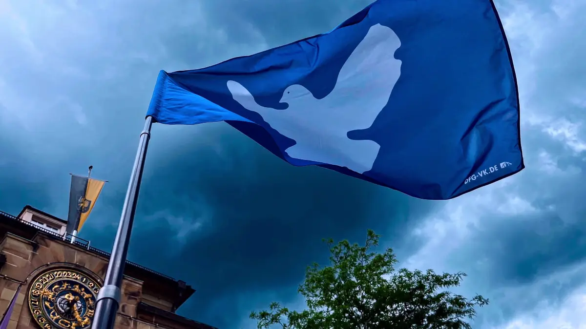 Ein Zeichen, das den Wolken standhält: die Friedenstaube vor dem Schramberger Rathaus — hier endet die Interkulturelle Woche.