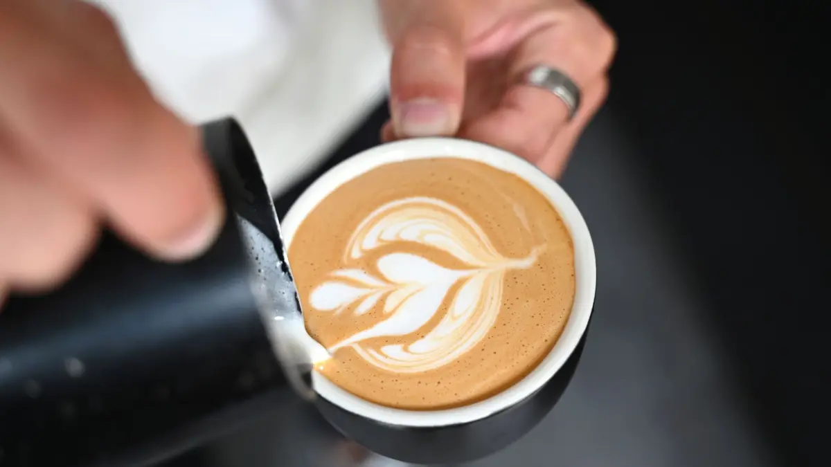 Catch-up-Kultur im Café: Haben wir nur noch Pseudofreunde?: SYMBOLBILD - 26.06.2025, Sachsen, Leipzig: Eine Tasse Kaffee wird in der Kaffeemanufaktur „Obenauf“ in Leipzig eingeschenkt. (zu dpa: «Sporadisch Café-Small-Talk: Sind wir nur noch Pseudofreunde?») Foto: Elisa Schu/dpa +++ dpa-Bildfunk +++