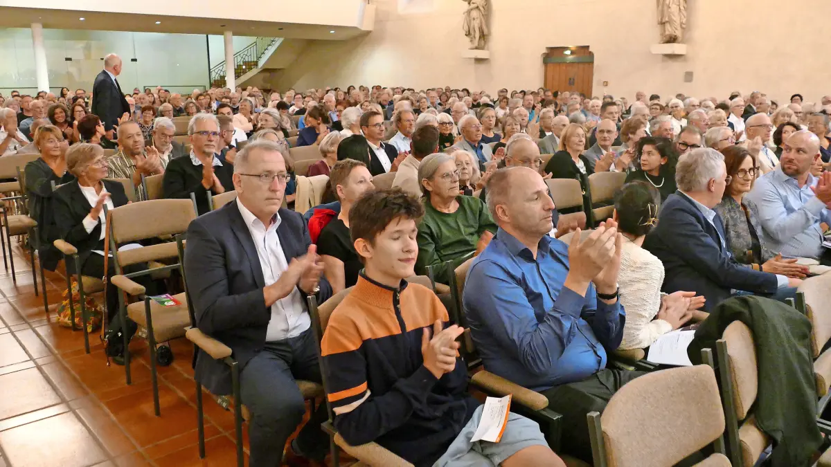 Das Publikum im Franziskaner-Konzerthaus in Villingen belohnte den Auftritt der Deutschen Staatsphilharmonie Rheinland-Pfalz mit reichlich Beifall.