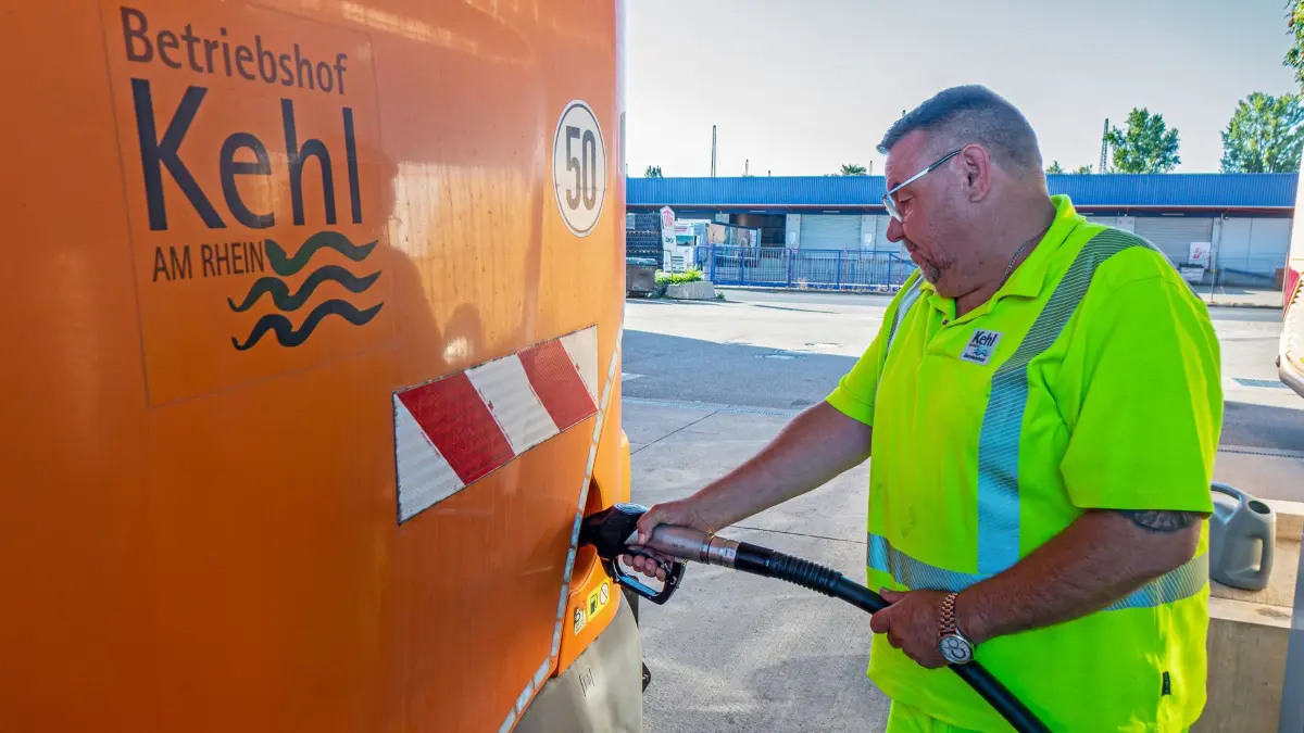 Die Kehrmaschine für die Stadtreinigung zählt zu jenen Fahrzeugen, die der Betriebshof mit erneuerbarem Diesel betankt.