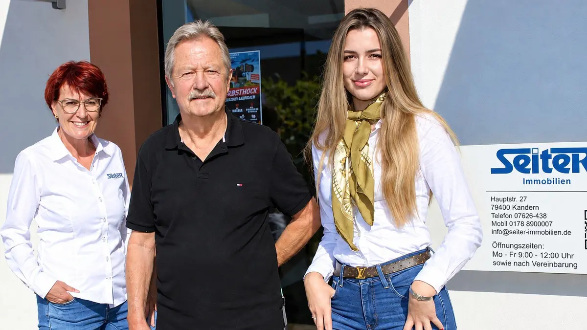 Können auf eine erfolgreiche Entwicklung der Firma Immobilien Seiter anstoßen (v.l.): Inhaberin Kaja Wohlschlegel, Firmengründer Helmuth Seiter und Mitarbeiterin Johanna Bürgin.
