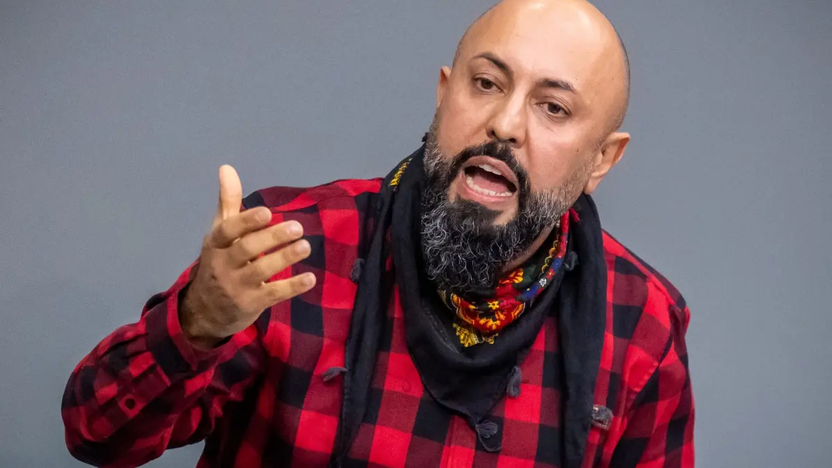 Linken-Bundestagsabgeordneter Ferat Koçak : Ferat Kocak (Die Linke), spricht in der Debatte zu Antifa-Verboten im Bundestag. Der Linken-Bundestagsabgeordnete Ferat Koçak gibt seinen Sitz im Innenausschuss des Bundestages auf. (zu dpa: «Linke-Politiker Koçak gibt Sitz im Innenausschuss ganz auf»)