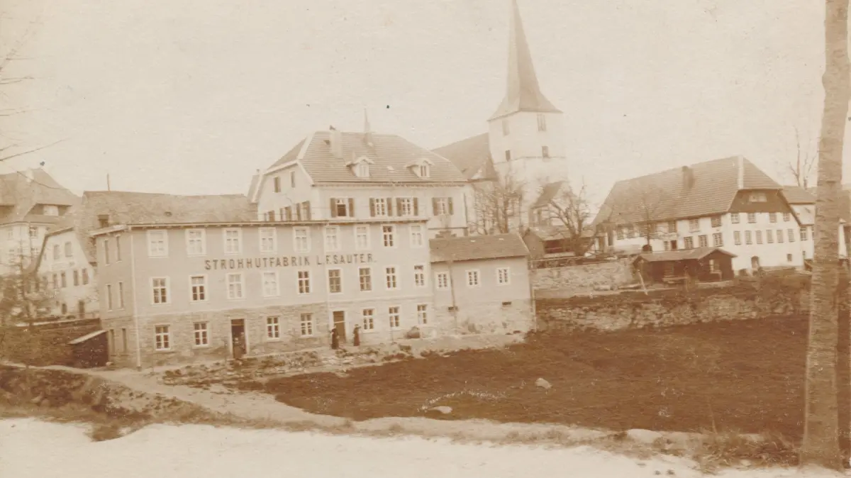 Die alte Strohfabrik in der Schonacher Ortsmitte war einst Arbeitsplatz und Auskommen für viele Generationen.