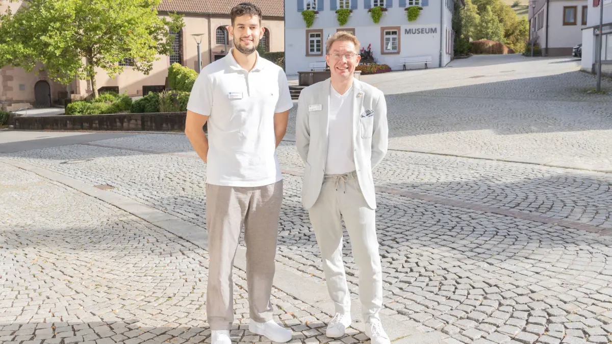 Bürgermeister Michael Ruf (rechts) hat Johannes Boos, den neuen Energiemanager der Gemeinde Baiersbronn, im Rathaus begrüßt.