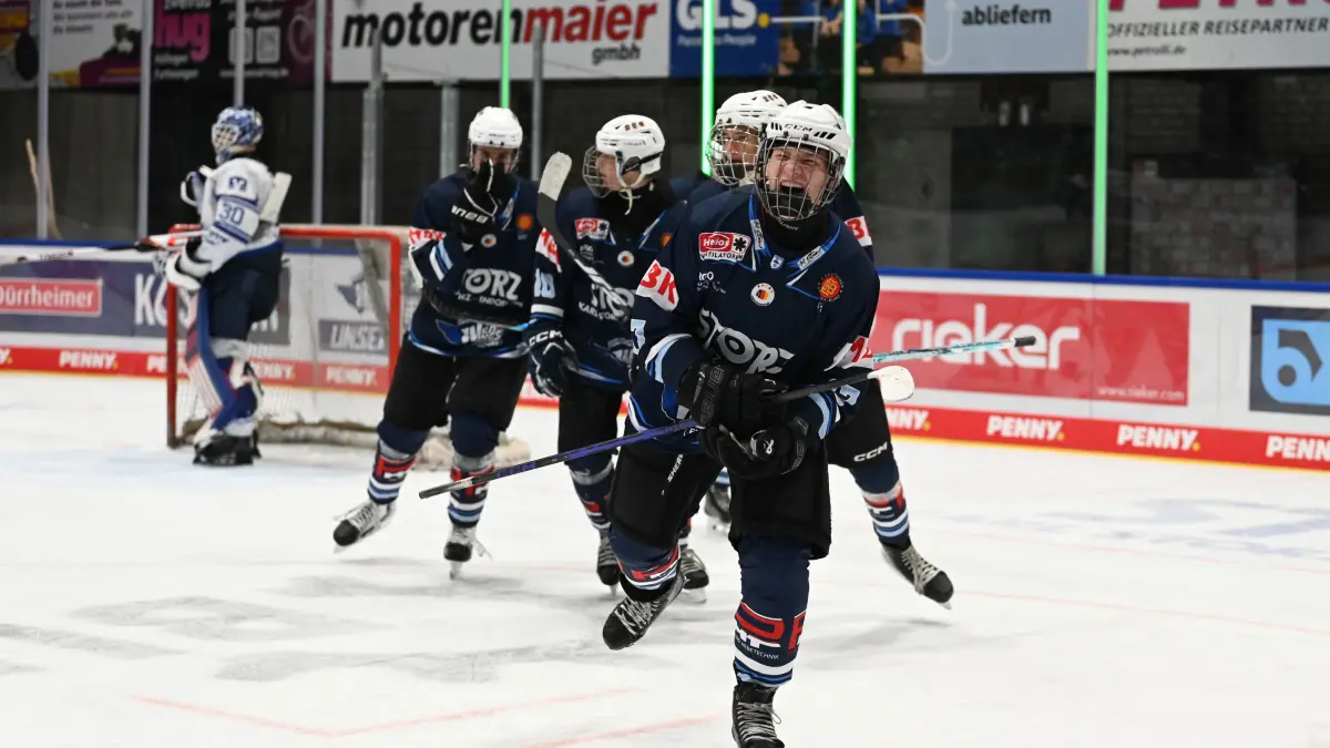 Torjubel Konstantin Pahomov (U17 Wild Wings Future #17)
beim Spiel U17 Wild Wings Future vs Jungadler Mannheim am 26.09.2026 in Schwenningen