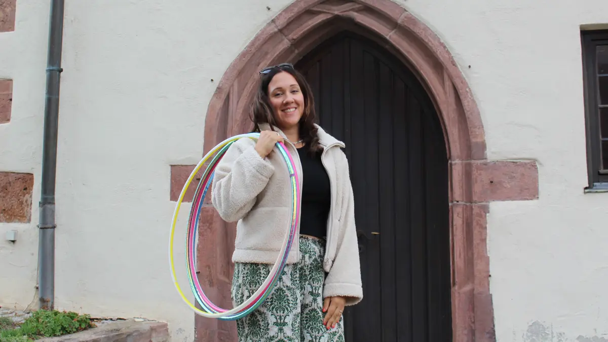 Vallerie Pfrommer ist Mesnerin in der Altburger Martinskirche – und bringt schon mal ihre Hula-Hoop-Reifen mit zur Arbeit.
