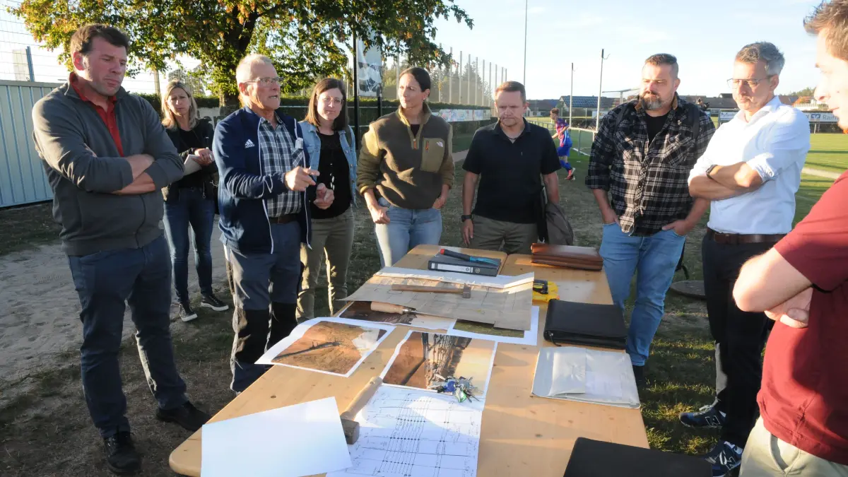 Franz Fehrenbacher (dritter von links) erklärt dem Gemeinderat die Bewässerung auf dem Sportplatz in Hardt.