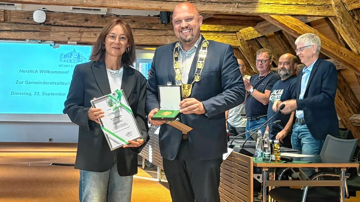 Bürgermeister Armin Hansmann hat der ehemaligen Haslacher Gemeinderätin Eva Allgaier die Bürgermedaille überreicht.