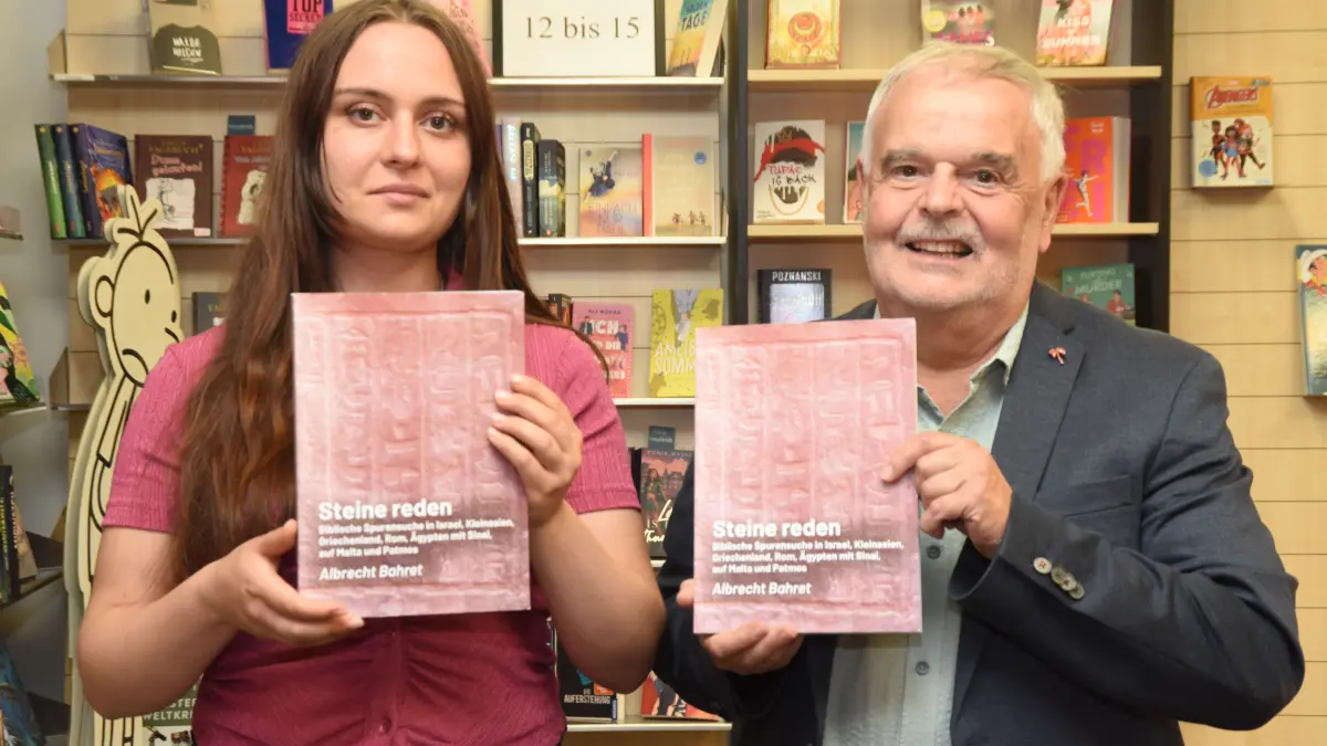 Fabienne Adler und Albrecht Bahret präsentieren das Buch "Steine reden"