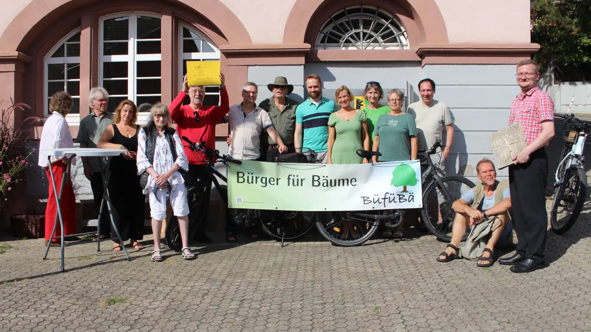 Ende August hatten die "Bürger für Bäume" ihre gesammelten Unterschriften zum Grenzacher Rathaus gebracht.